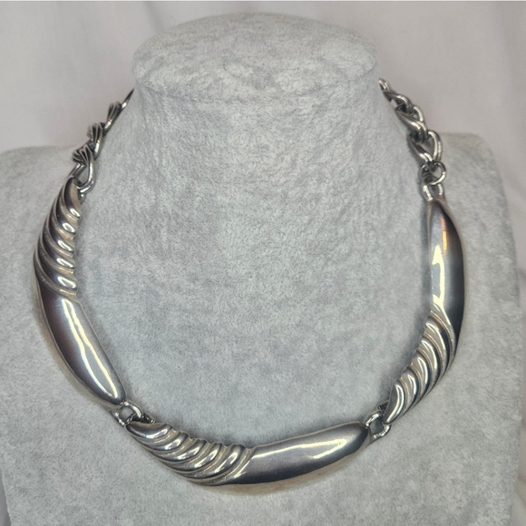 Vintage Jewelry - Carol Dauplaise Silver Tone Collar Necklace Shell Look Vintage 80s-90s EUC